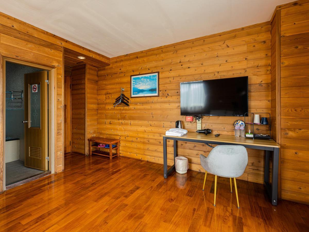 Bishui Shanju Lakeside B&B Юйчі Екстер'єр фото